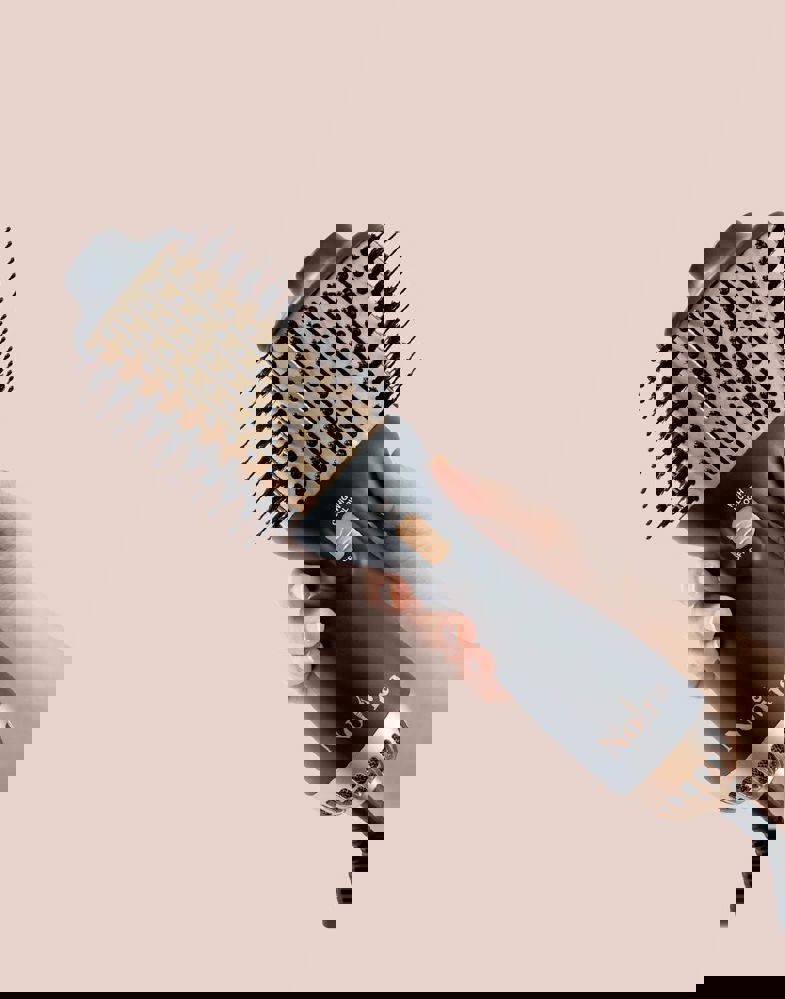 Noira hot air brush style & volume